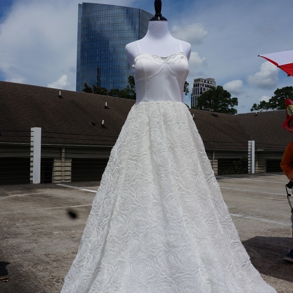 ADRIANNA PAPELL Boutique Ivory White Rosette Ball - Picture 2 of 4